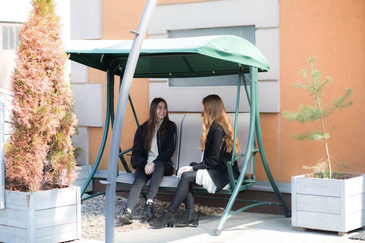 Hotelik Okecie 39 - Nocleg I Parking Blisko Lotnisko Okecie Varsovia Exterior foto