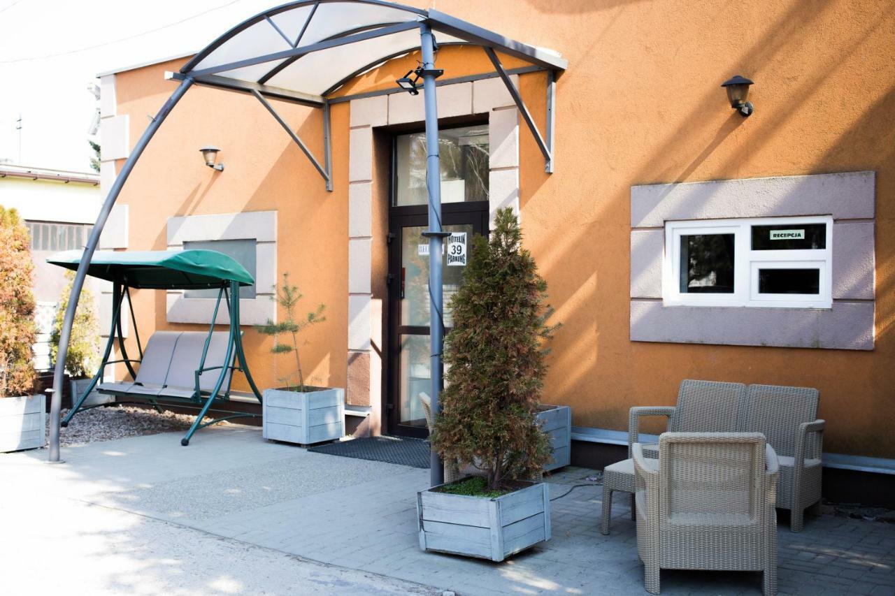 Hotelik Okecie 39 - Nocleg I Parking Blisko Lotnisko Okecie Varsovia Exterior foto